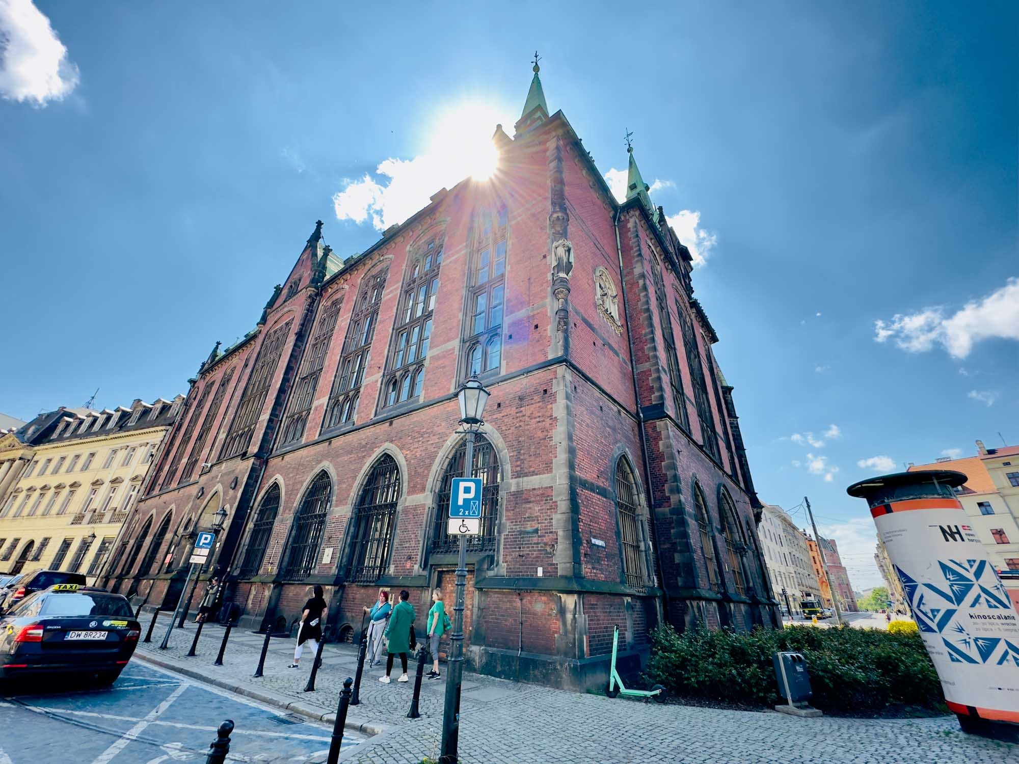 Здание университетской библиотеки во Вроцлаве на улице Кароля Шайноча