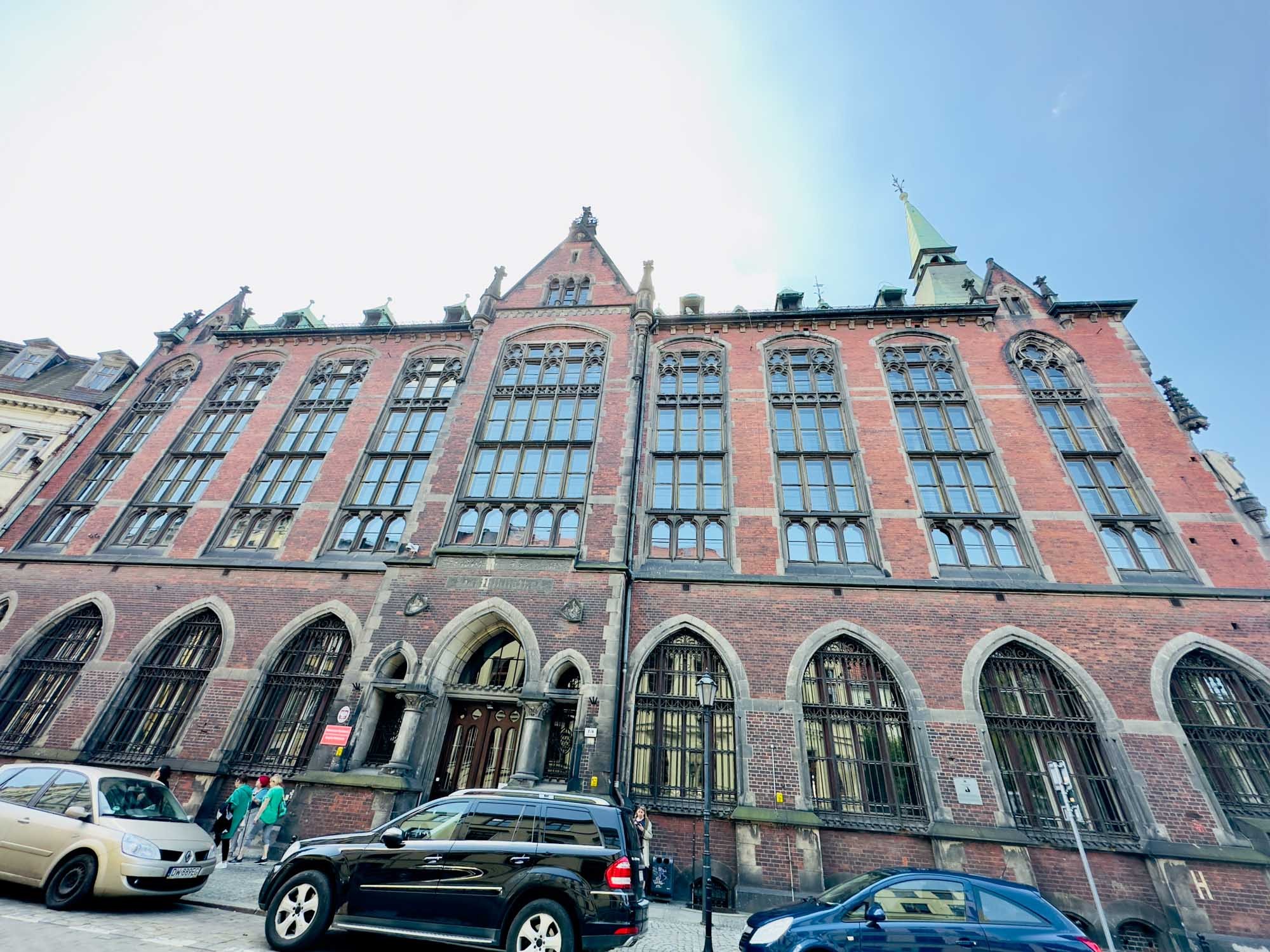 Здание университетской библиотеки во Вроцлаве на улице Кароля Шайноча