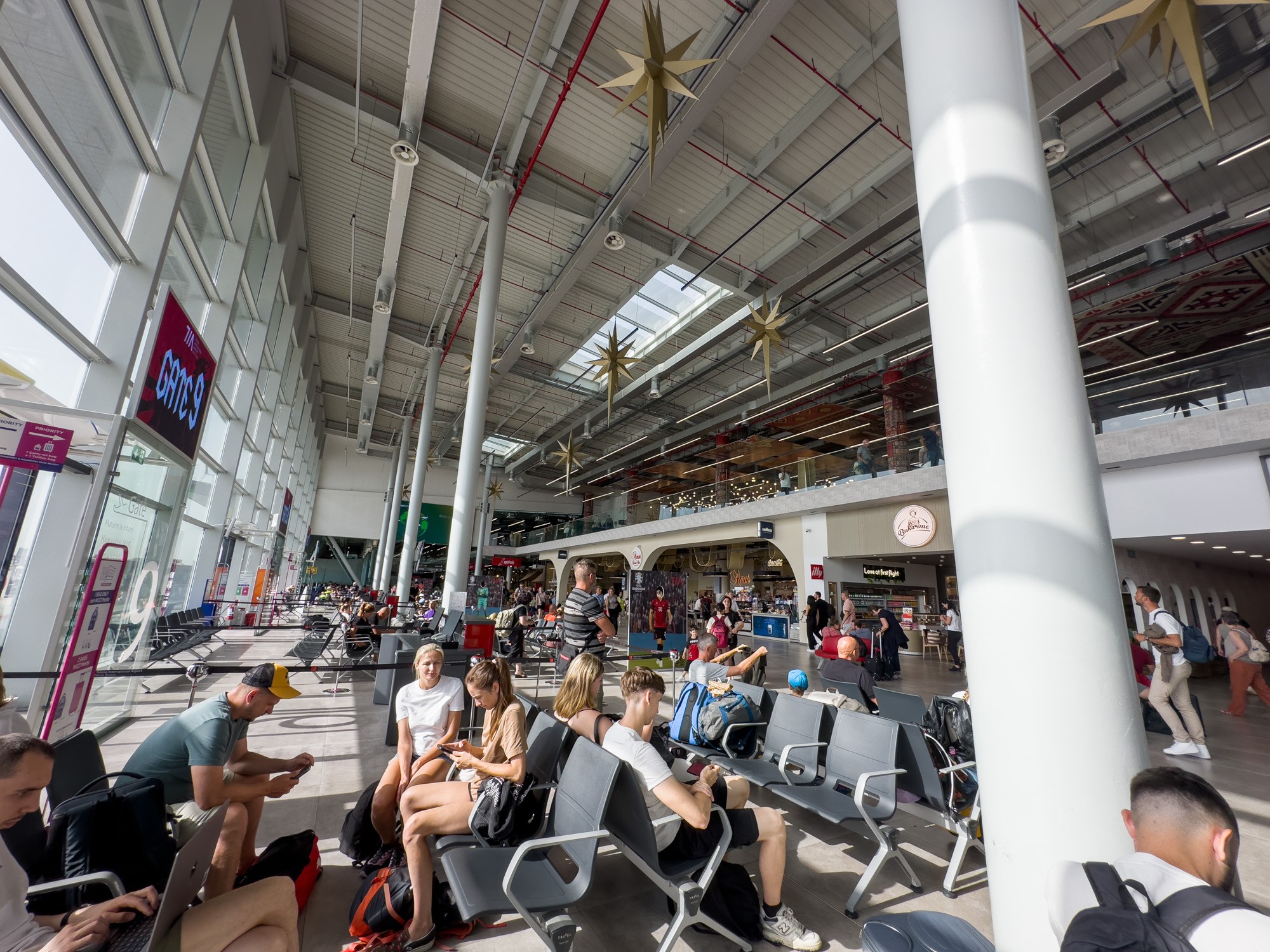 Международный аэропорт Тираны имени матери Терезы