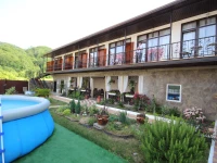 Belyy dom Gostevoy Dom