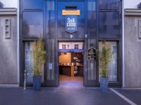 Best Western Plus Suitcase Paris La Defense