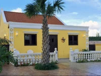 Yellow Cunucu Villa With Pool