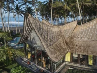 Absolute Beachfront Villa Laut
