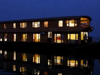 Grand Nirvana Jacuzzi Houseboat