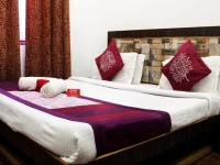 OYO Premium Mall Road 1