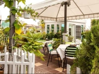 One Up - Banana Hotel 3*