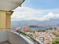 Top Floor Apartment 10 minutes to Parque Lleras