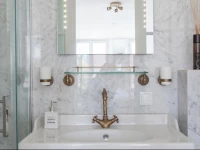 Jordaan Suite bed and bubbles