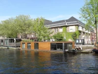 Private studio on houseboat in the centre!