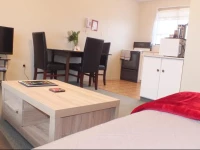 EconoLodge Canterbury Court Motel