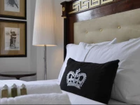 Luxury Apartments Mondrian Market Square III