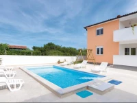 Three-Bedroom Holiday home with a Fireplace in Valbandon