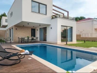 Five-Bedroom Holiday home Okrug Gornji with Sea View 01