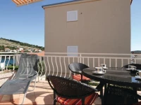 Three-Bedroom Holiday home Zaboric with Sea View 09