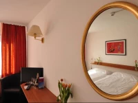 Hotel Merkur - West Station Lodge