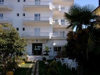 Ioni Hotel 3*