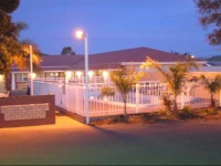 Charles Rasp Motor Inn & Cottages 3*