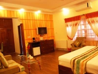 Royal Guesthouse & Cafe Bar