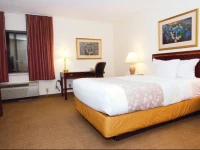 La Quinta Inn Milwaukee Northwest 2*