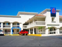Motel 6 Carlsbad South 2*