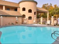 Super 8 Bakersfield 2*