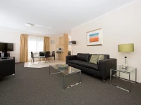 Kingston Court Apartments 2*