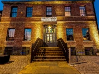 Roomzzz Newcastle City 4*