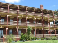 Yarra House 4*