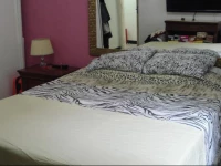 3 quartos 8 pessoas.