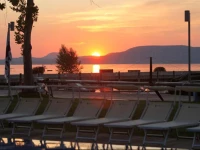 Modern Apartment with Lake View