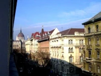 Green Moon Apartment