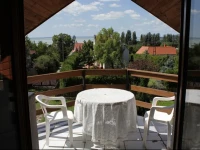 VГ¶rГ¶skЕ‘ apartmanhГЎz