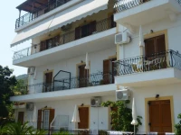 Makis Studios & Apartments