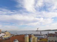 Feels Like Home - Bright Apartment with River View