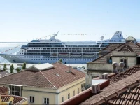 Traditional Family House In Alfama