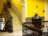 La Casa Amarilla Rooms & Suites