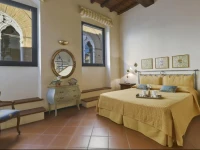 Savonarola Halldis Apartments