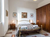 Green Walking To St. Peter