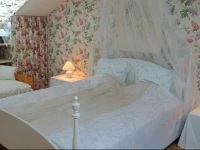 Rose-House HillerГёd