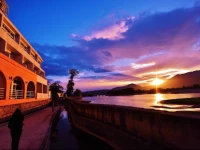 House & White Lakeside Lodge