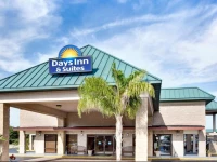 Days Inn and Suites - Davenport