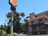 Super 8 Sea World Zoo Area