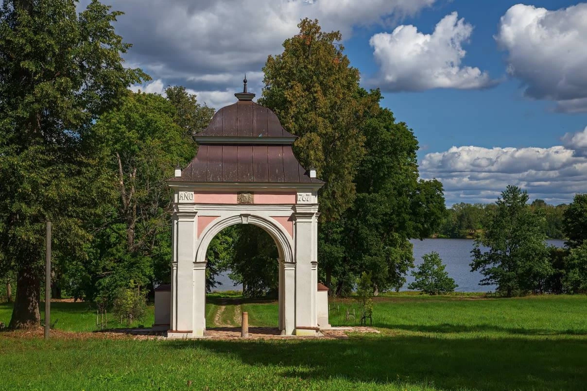 Руины, парк и ворота поместья Линде