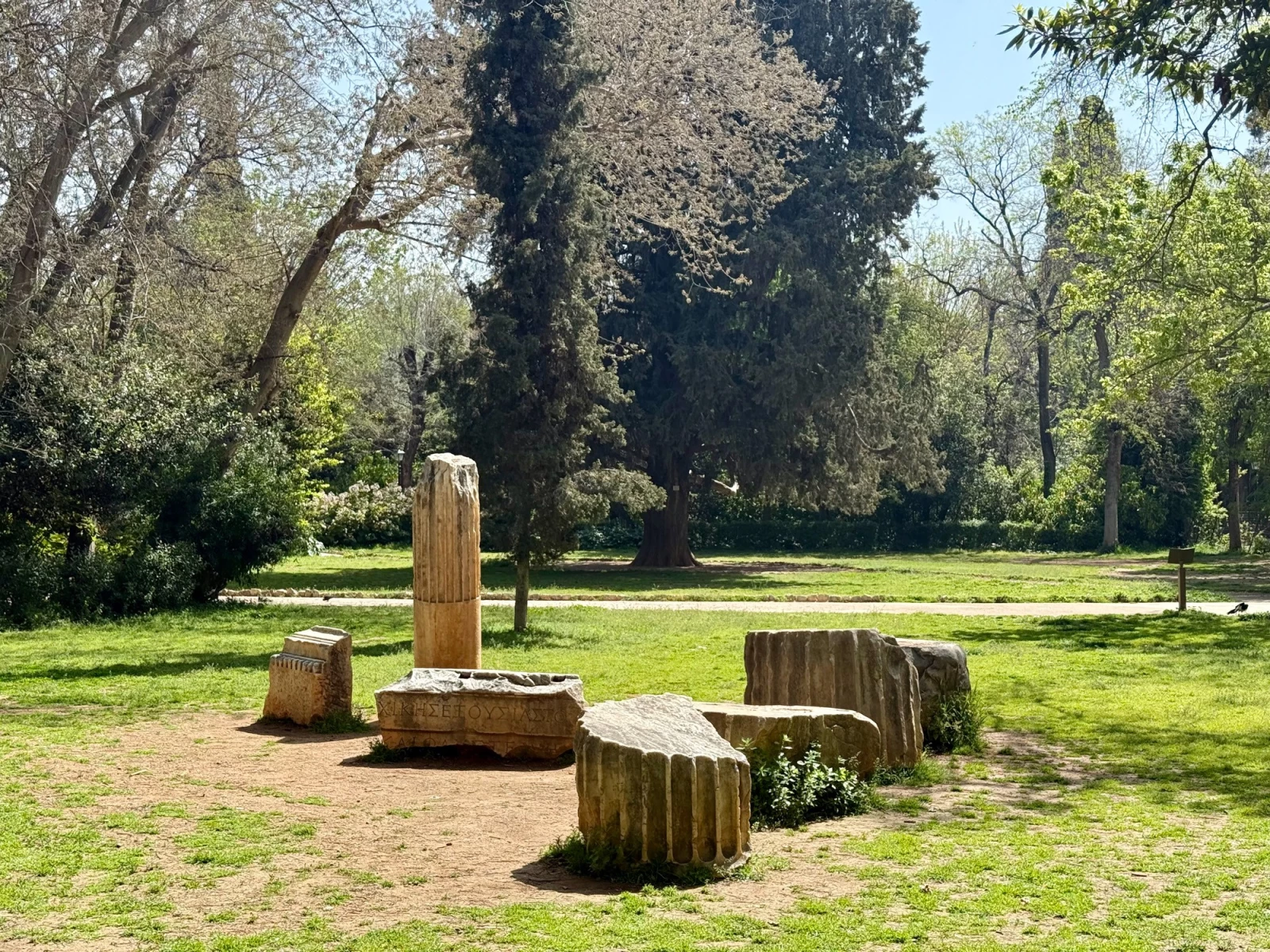 Римские руины в Национальном саду Афин