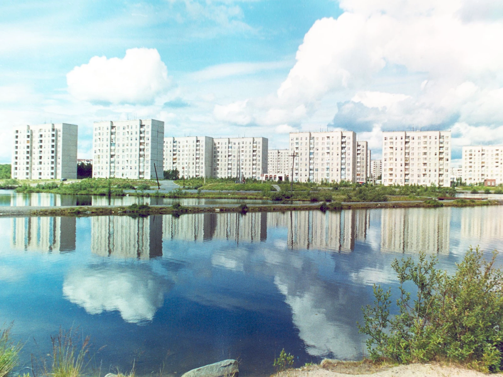 Қолында татуировкасы бар порноактер